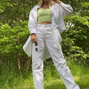 Vita jeans - Säljer dessa vita jeans från Zara i storlek 36/S i en rak modell från förra året. Sjukt snygga men knappt använda. Säljer för 150kr! 🤍🤍