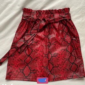 Röd skinnkjol  - Jättefina pu-läder kjol köpt här på Plick men säljer då den va lite för stor på mig . Den går att justera i midjan och är jättefin till sommaren ❤️