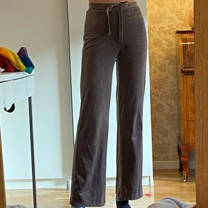 Bruna mjukisbyxor  - Bruna mjukisbyxor från Lindex i storlek xs. De är jöttelena och mysiga, älskar dem verkligen, men tyvärr tycker jag att de är lite korta i benen på mig (175 cm) De är i jättebra skick man skulle nästan kunna tro att de var helt nya!