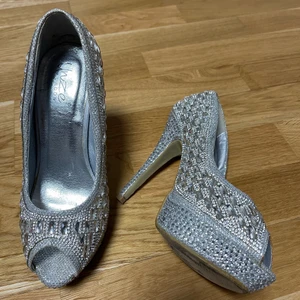 Klackar med fina detaljer - Klackarna är köpta utomlands för många år sedan alltså finns kvitto ej. Funkar asbra till fina klänningar, kvällar ute och allmänt åt fina kläder!! För mera bilder hör av er!! Pris kan diskuteras. 