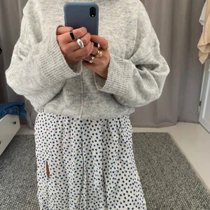 Söt lång kjol - Lite längre kjol från hm (slutar vid ankeln ungefär på mig som är 166) Köpte i somras, endast använd några få gånger. Säljes pga att jag måste lämna utrymme åt mina andra sommarkläder! 