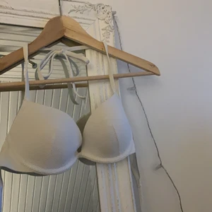 Bikinitopp👙 - Säljer denna vita bikinitoppen från HM med push-up✨ Den är sparsamt använd samt tvättad innan köparen får den!!! 