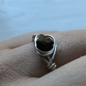 Tiger öga ring - Här är vår första ring som egentligen brun, men svart pga dåligt ljus. Tiger öga är bra för motivation, så dennna hjälper mycket nu på slutet av terminen. Den e också väldigt stilig lol. Ståltråden är silver:) Alla ringar kan skapas i alla ring storlekar.