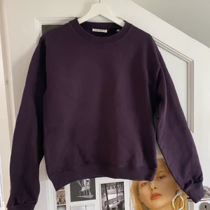 Our legacy plum sweatshirt  - Säljer min plommonfärgade tjocktröja från Our Legacy. Använd två gånger. Fiten är ganska boxig och materialet är lite stelare än en vanlig tjocktröja. Köpare står för frakt 💞🌟