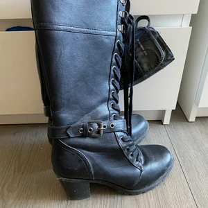 Klackskor  - Väldigt fina klackskor. Lite slitna. 