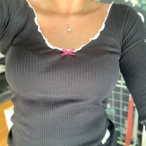 Svart Odd Molly topp - Söt tröja från Odd Molly i storlek 0 vilket motsvarar xs men passar s också. Tröjan är svart och i bra skick 😊