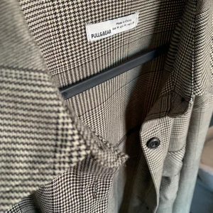 Pull & bear  - Säljer denna ass fina skjortan från pull and bear i stl. M men passar xs-l beroende på hur man vill att den ska sitta🙃 Helt ny