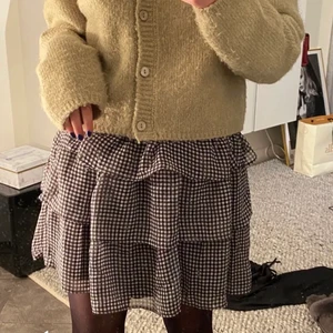 Kjol - Säljer min helt nya kjol från hm, den har aldrig använts då den inte riktigt är min stil.💕 buda i kommentarerna