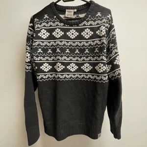 Stickad tröja med fint mönster - Stickad tröja som inte längre kommer till användning. Väldigt gammal men inte vidare sliten. 