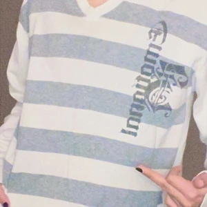 𝖁𝖎𝖓𝖙𝖆𝖌𝖊 𝕽𝖊𝖉𝖂𝖔𝖔𝖉 𝕾𝖜𝖊𝖆𝖙𝖊𝖗 - Storlek-M men passar XS, köpt 2004 i USA, för ca 700kr, har används några gånger. Men slutade använda den. Buda gärna! Vet själv inte vilket pris jag skulle vilja sätta på den. Men finns inte kvar i deras hemsida. Budet börjar från 50kr.