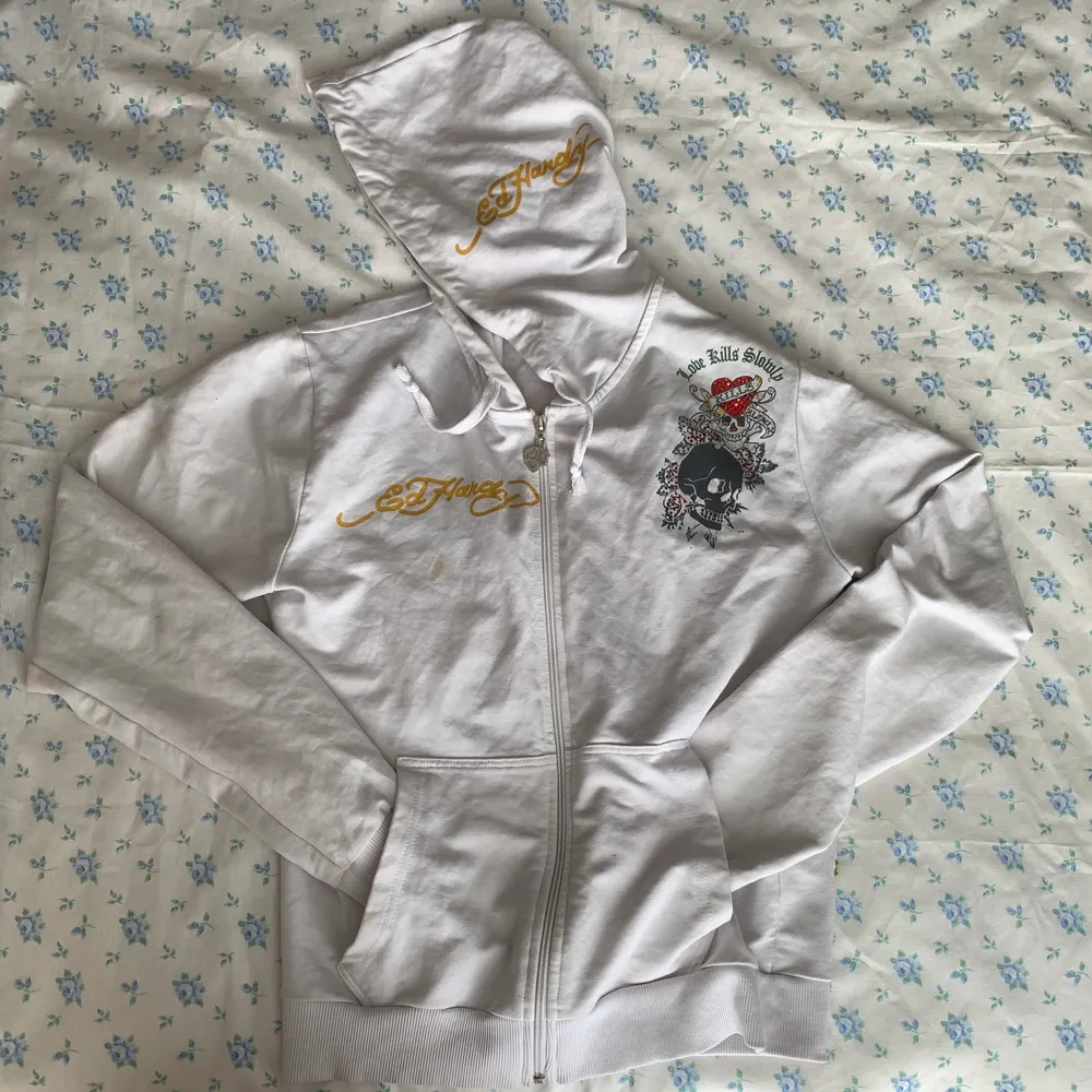 Vit Ed Hardy hoodie/huvtröja! (Message me if you’re not from Sweden and I’ll tell you the shipping cost for worldwide shipping!). Hoodies.