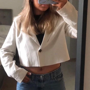 Kort kavaj - Säljer denna superfina kortare blazern ifrån gina. Inga slitningar osv och är enbart använd någon enstaka gång. Den är i storlek 38 men passar mig som har 36. Hör av er vid frågor💕 Högsta bud: 130+frakt