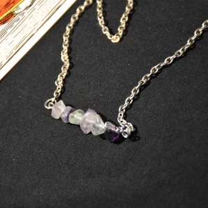 Halsband flourit  - Ett halsband med silvrig kedja och äkta flourit! 