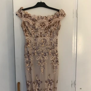 Balklänning - Balklänning som användes förra året men som bara legat i garderoben sen dess, så tänkte kolla ifall det finns intresse för den nu när nästa gäng förhoppningsvis ska på bal. Säljer den därför billigt så att det inte blir mycket pengar i onödan ifall det inte blir något 🌸