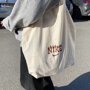 Tygkasse - ‼️Såld, men säg till om ni vill att jag gör fler‼️Jättesnygg tygkasse jag målat på själv! Perfekt till sommaren💕 Om flera är intresserade blir det budgivning i kommentarerna (Buda minst 10kr mer)