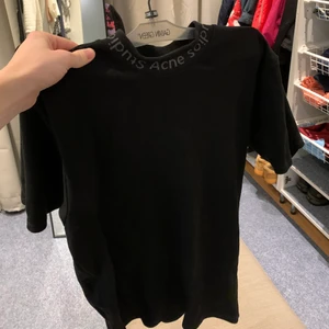 Acne tröja - Svart acne tröja i tjockt material. Använt försiktigt och är i bra skick, storlek xs 175/88A