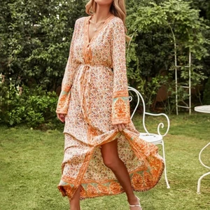 Klänning  - Säljer denna super snygga mönstrade klänning. Så himla skönt tyg med ett löst band man knyter i midjan. Knappar längs hela framsidan. Klänningen är helt ny, endast provad. Köparen står för frakten🥰