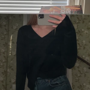 Svart mysig tröja - Säljer denna mysiga svarta stickade Vero Moda tröjan i strl S. Köparen står för frakten❤️