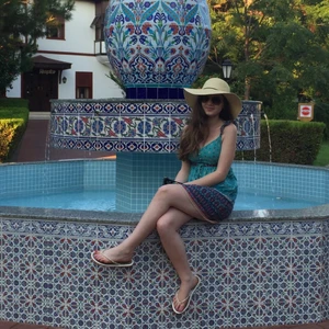 Semester klänning  - Perfekta semester/sommar klänningen! Absolut älskar den här men kan tyvärr inte ha den längre:( Från Hollister och stolen XS! Har du frågor är det bara att här av dig!