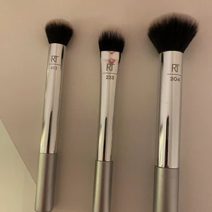 Real Techniques - Ett limited edition kit, är ALDRIG använda ångra köpet typ samma dag💕 det är 3 väldigt mjuka borstar och har väldigt hög kvalitet💕 när jag köpte de så ingick det en sminksvamp men har börjat använda den💕 jag köpte kitet för 299kr💕 säljer för 200kr eftersom de aldrig är använda!!💕 kan sänka mig av anledningen att jag vill bli av med de! Man kan även köpa en för 80kr💕