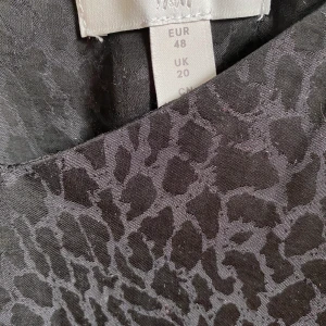 Linne - Linne från H&M med leopardmönster i svart. Smala axelband.