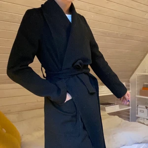 Kappa - Superhärlig kappa från BikBok! Det är samma modell som den gråa på bilden fast i svart. Passar till allt och perfekt nu till höst! 💞💞