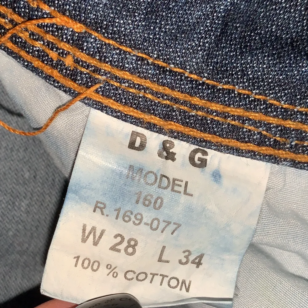 Superfina låg midjade bootcut D&G jeans !! Står storlek W28 L34 men är definitivt mycket mindre, sitter perfekt i midjan på mig som vanligtvis har W24 i högmidjade och typ W25/W26 i lågmidjade. Jag är 167cm lång. Köpta här på Plick men är tyvärr för korta i benen för min smak så säljer vidare. Skriv privat för fler bilder/frågor , pris 100kr + frakt !<3 . Jeans & Byxor.