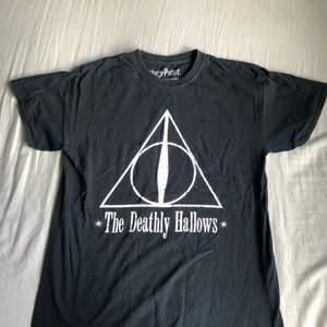 Säljer min Harry Potter tröja med the deathly hollows motiv.