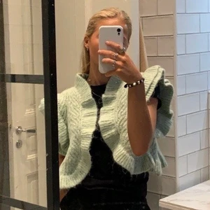 Väst - Säljer denna super fina mintgröna öppna västen från zara som passar perfekt nu till hösten. Säljs ej längre! Bilderna är lånade, skriv privat för fler bilder ❤️❤️ Fraktar endast och köparen står för frakten 🥰🥰
