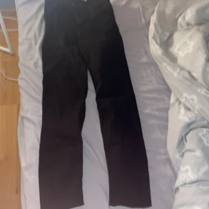 Gina tricot jeans storlek m - Säljer dessa trendiga Gina jeans med slits för de it kmr till användning 💓 använt 2 gng så är väldigt fina i skicket💕