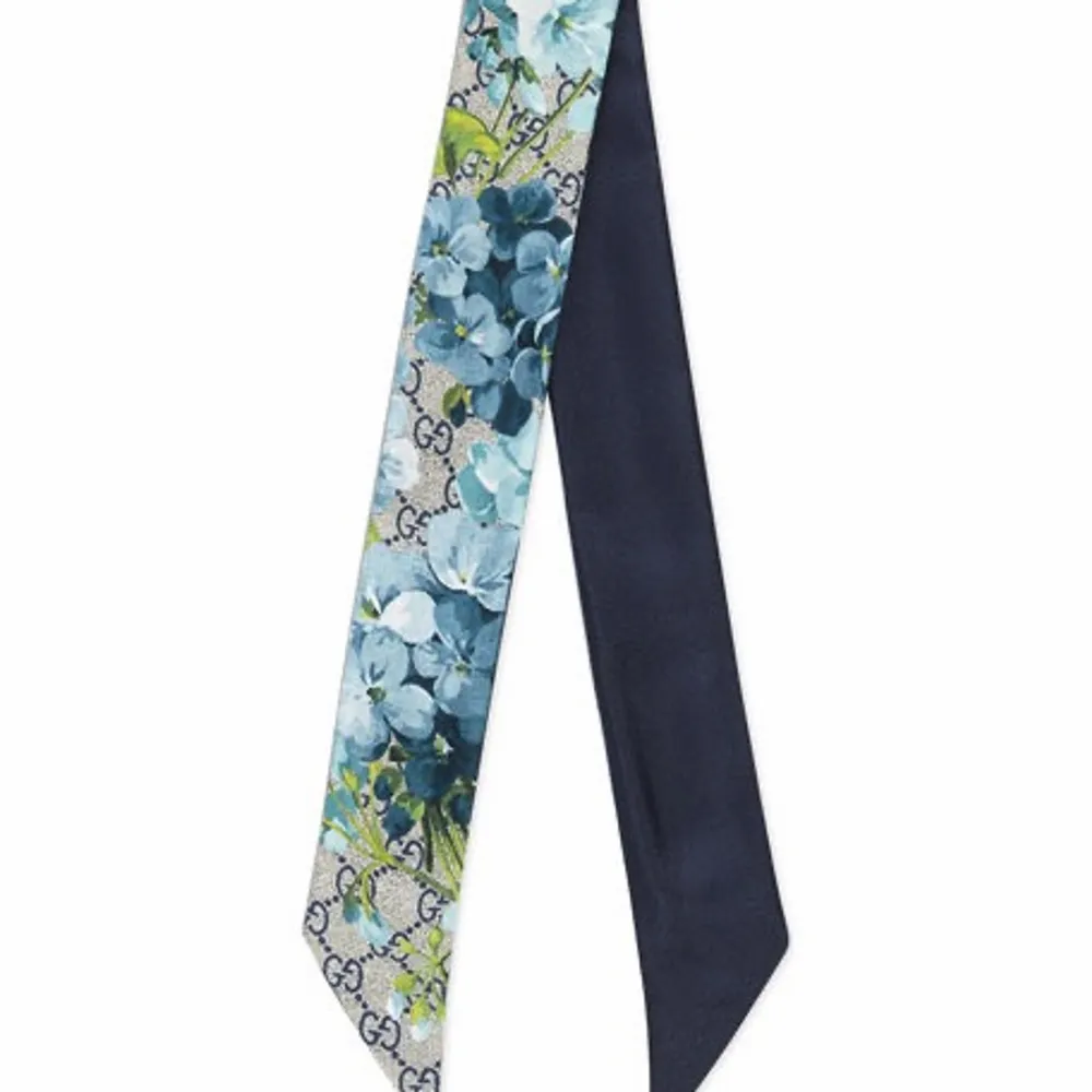 Säljer denna Gucci Silk scarf med blåa blommor, varsamt  använt med inga effekter! Nypris ca 1600kr! Skickar egna bilder vid intresse! // Julia🥰. Accessoarer.