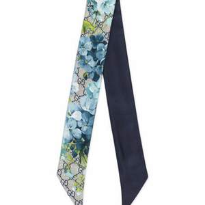 Säljer denna Gucci Silk scarf med blåa blommor, varsamt  använt med inga effekter! Nypris ca 1600kr! Skickar egna bilder vid intresse! // Julia🥰