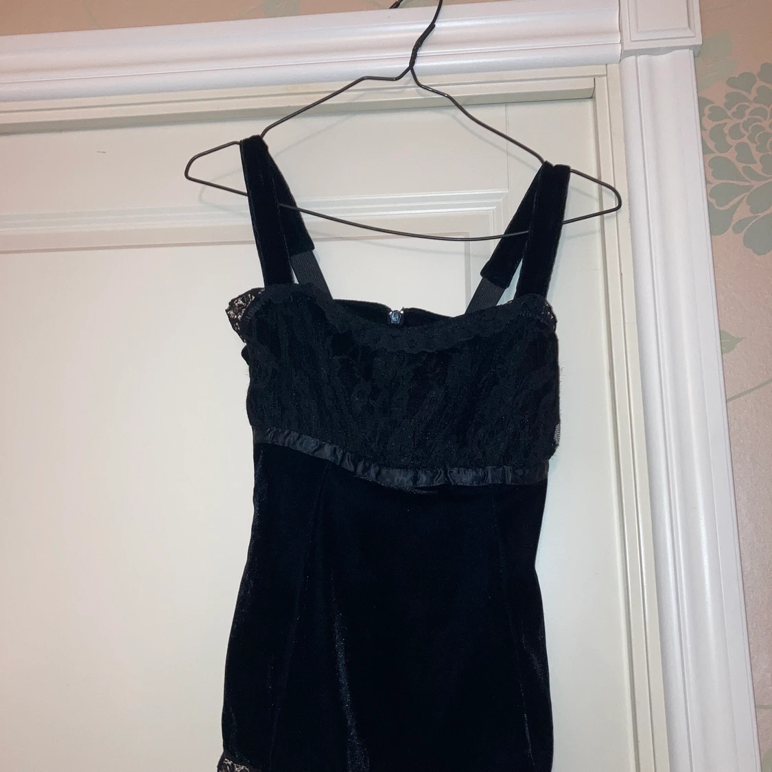 Svart sammets linne med spets detaljer.