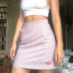 LUCKY VIM kjol  - en rutig kjol i gammelrosa från det sydkoreanska märket LUCKY VIM, med fickor. Jättefin passform! Däremot så har sömmen släppt på vissa ställen som ni kan se på sista bilden. därav priset. koreansk storlek M men skulle säga att den passar bättre på en S.