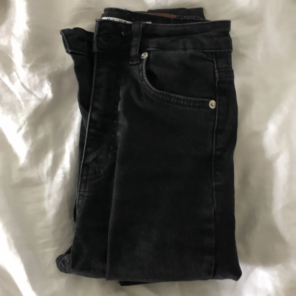 Svarta jeans från na-kd, storlek 34, endast använda vid två tillfällen. 100kr + frakt (66kr). Jeans & Byxor.
