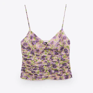 Blommig topp från zara - Jättefin blommig topp från zara i storlek xs. Använd 1 gång tidigare så mycket bra skick. Banden är uppsydda någon centimeter då de var riktigt långa innan.