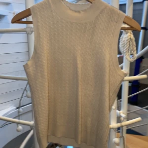 Stickad topp från Zara - Superfin stickad och varm topp från zara. Storlek Snall.