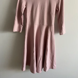 Smutsrosa klänning  - En klänning som når ner till knäna och är en snurrklänning. Stretchigt material och skön att ha på sig. Storlek S men kan användas som M. 