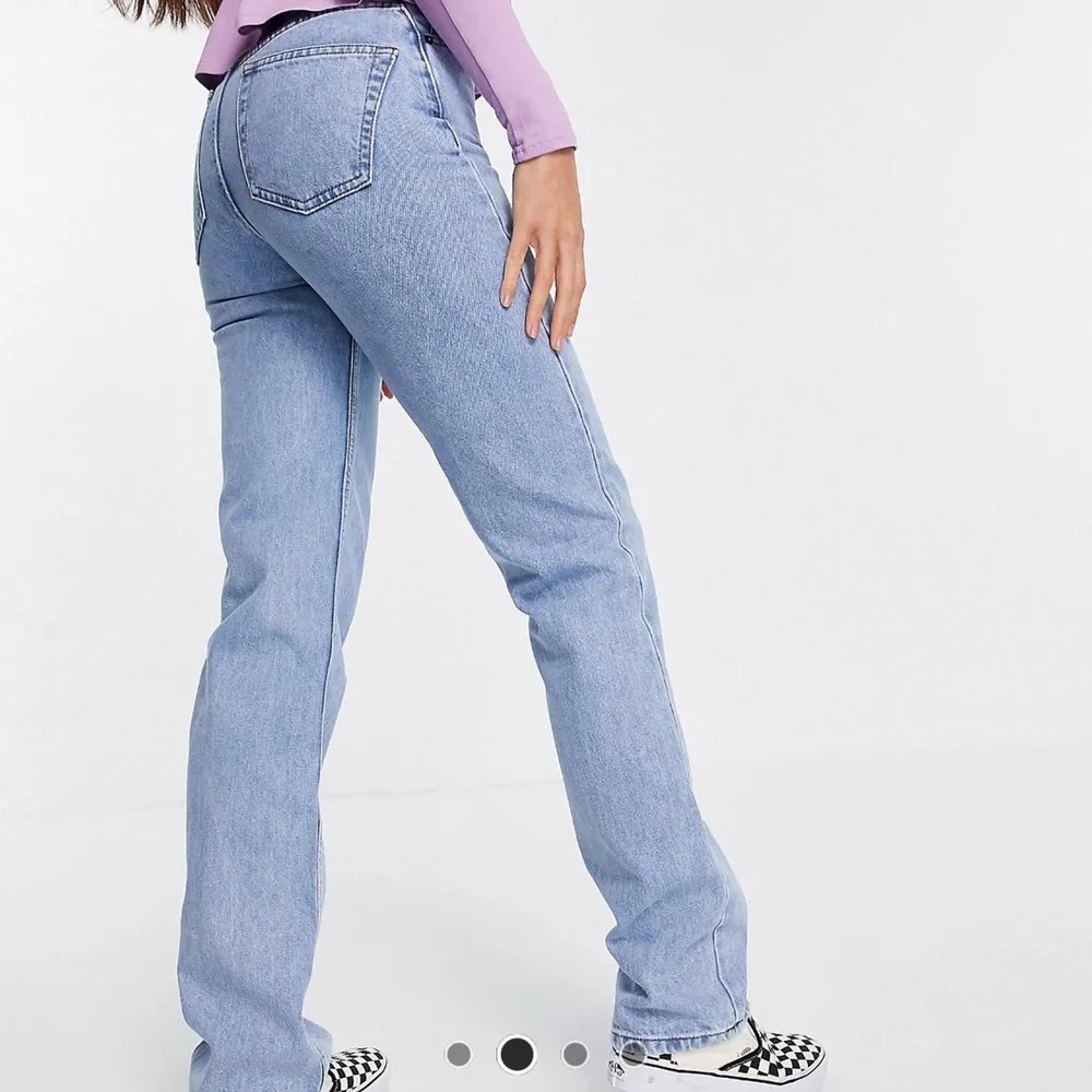Nya jeans från ASOS som endast använts ca 3 gånger så i helt nytt skick! Passar perfekt på mig som är 174 cm lång💙. Jeans & Byxor.