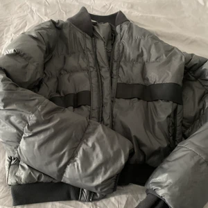 Stella mc cartney adidas jacka  - Jacka från Stella mcCartney för adidas. Xs men är mer som en medium / small . Använd men i väldigt fint skick. Varm, så passar både sen höst och vår 