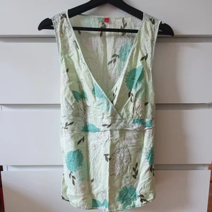 Linne  - Ett flerfärgad blommigt linne från märket esprit. Original storleken är XL men den sitter som en M-L. Linnet har snören på baksidan som formar kroppen. Frakten ingår alltid I priset :) 