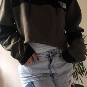 Croppad the north face hoodie  - Oversized kroppad the north faced hoodie, så otroligt mjuk och mysig. Perfekt för hösten och vinter🦋 frakten ingår i priset 