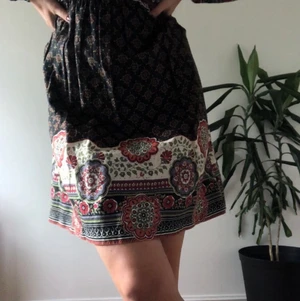 Bohemisk klänning  - Perfekt för sommaren, en bohemisk inspirerad klänning med fint mönster och resor band vid armbågen och över bröstkorgen.🌼 Frakten ingår i priset🦋