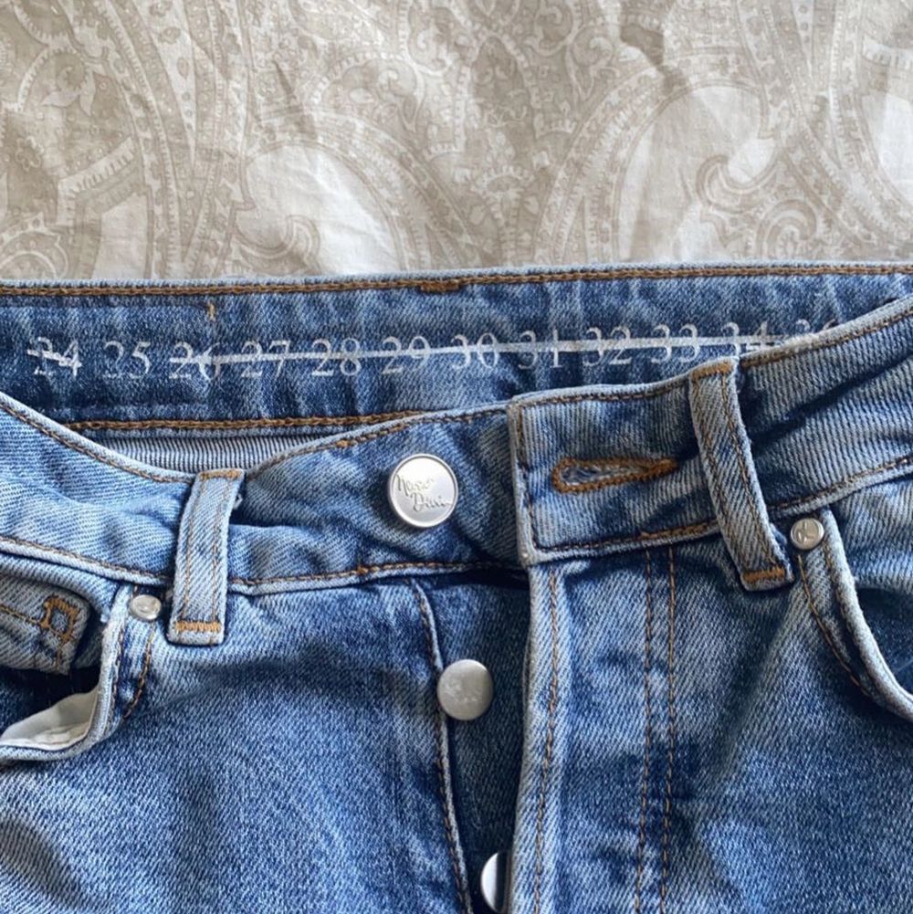 INTRESSEKOLL‼️ Ett par jeans i modellen regular wide från Bikbok. Köpta i vintras men inga synliga fläckar eller hål. Insydda så att dom passar mig som är ca 154-155 cm lång. Skriv vid frågor💕. Jeans & Byxor.