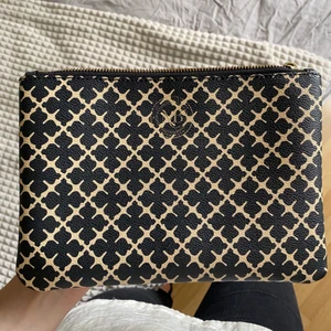 Malene Birger, Kuvertväska - Klassisk och supersnygg kuvertväska från Malene Birger. Väldigt användbar. Knappt använd, så i bra skick! Ord pris: 799kr