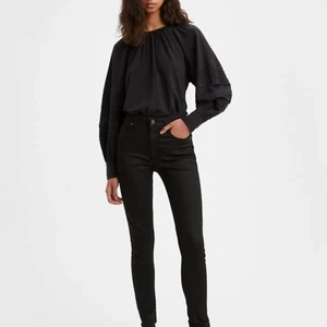 Svarta Levis jeans dam - Hej! Beställde då ett par svarta Levis jeans som jag då ångrade att jag köpte, så tänkte se om de va nån intresserad kan inte riktigt storlekarna men tror de va S/XS. Har du inte testat dom för ångrade mig direkt då jag hittade andra byxor som jag beställde istället. Så tänkte att de va onödigt att behålla dom! NYPRIS:1299kr 