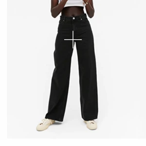 Monki Yoko jeans - Säljer mina svarta yoko jeans från Monki. Väldigt fint skick!! Nypris 400kr frakt tillkommer. Pris kan diskuteras lite vid snabb affär