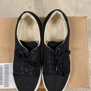 HM SVART OCH VITA SNEAKERS  - Bra skick :)