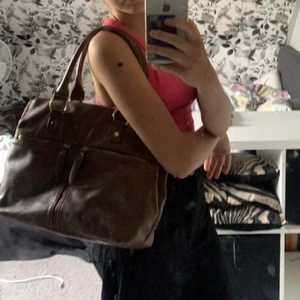 väska brun - Säljer nu denna eleganta och rymliga väska som jag köpte för nåt år sen. Kommer tyvärr inte ihåg nypris men av mig säljs den billigt. Säljer då den inte kommer till användning längre 💘💓💞