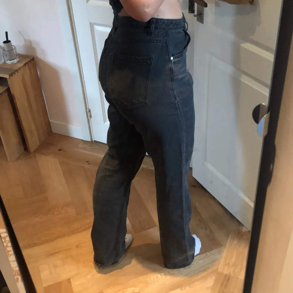 Gråa superbekväma baggy jeans, högmidjade. Sitter lite tajtare i midjan vilket jag gillar. Jag är 170 och så är längden på mig 😊. Jeans & Byxor.